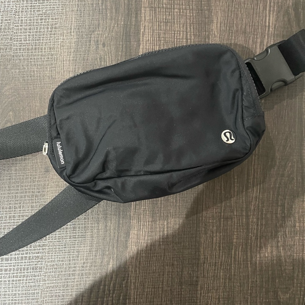 lululemon athletica Black Belt Bag Ergonomic Design
